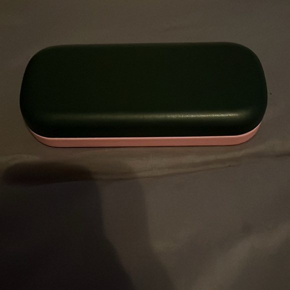 Kate Spade Cases with cleaning cloths price is per case! Accepting Offefs - Picture 4 of 5